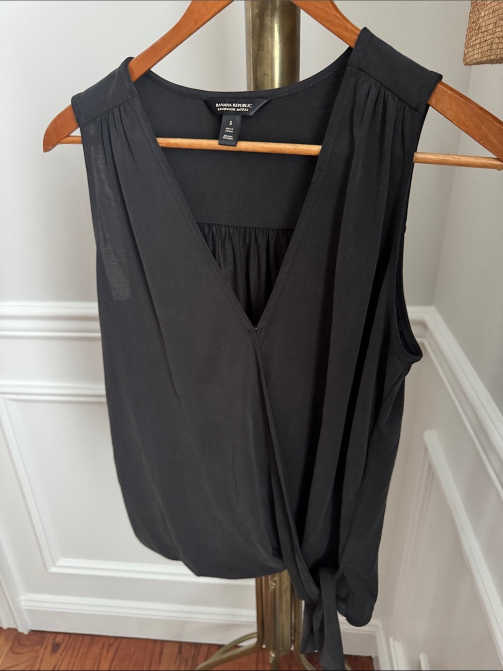 Banana Republic Black Sleeveless V-Neck Tie-Front Blouse